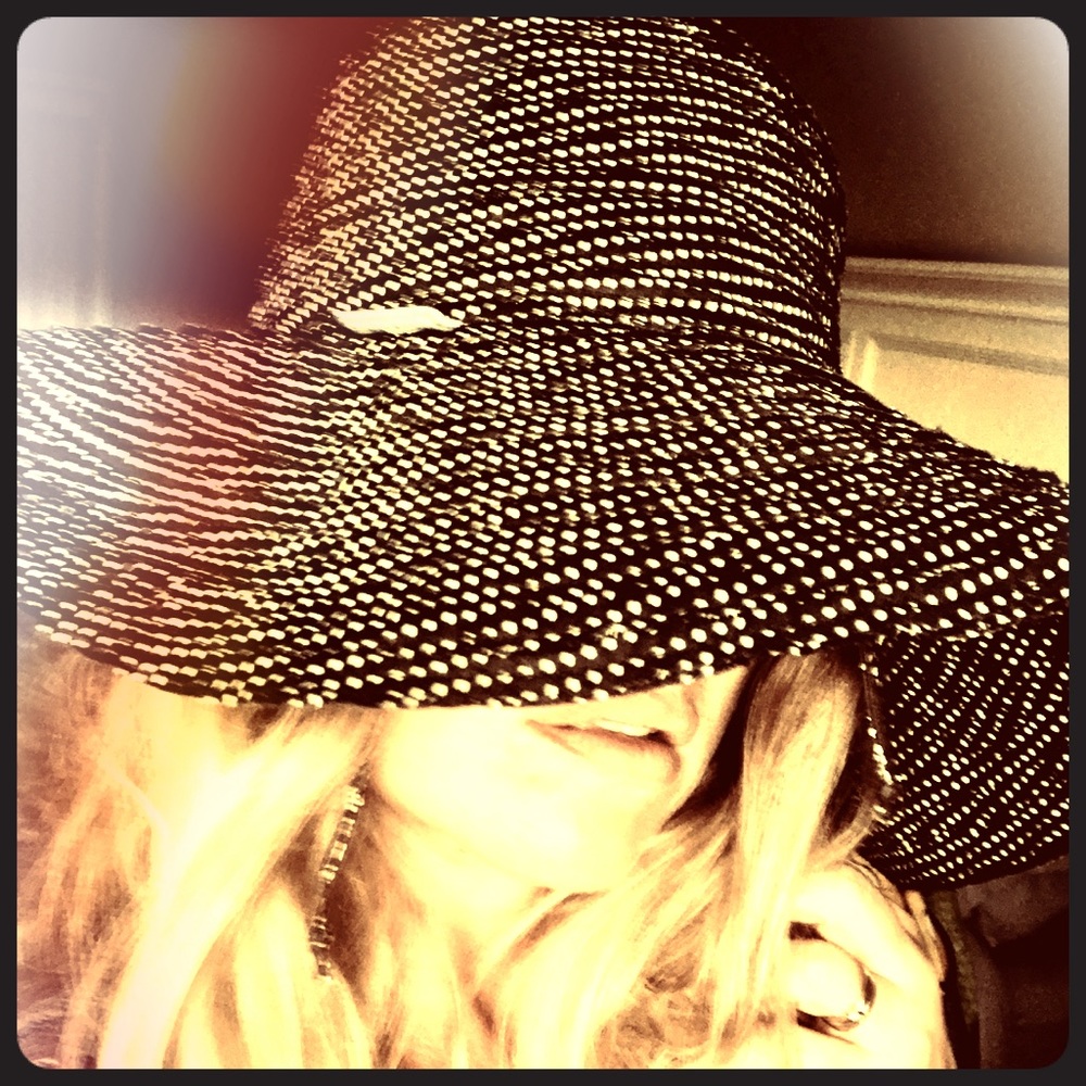 WALLAROO “Scrunchie” Womens Hat Black & White 🎩